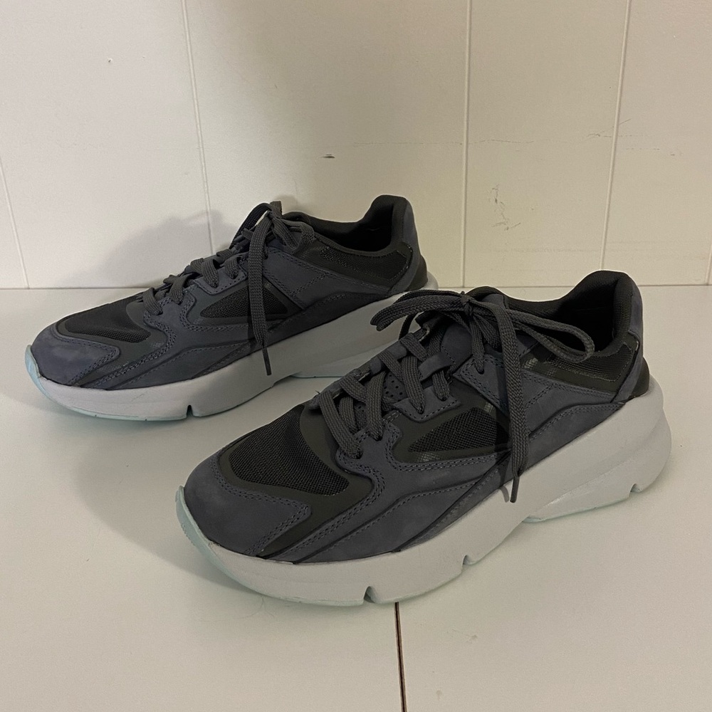 UNDER ARMOUR |